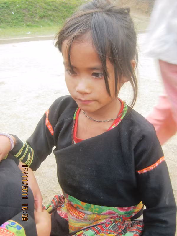 Suốt cuộc trò chuyện của học sinh trường Kim Bon, cô bé này chỉ im lặng. Đôi mắt thi thoảng cụp xuống ngập ngừng.