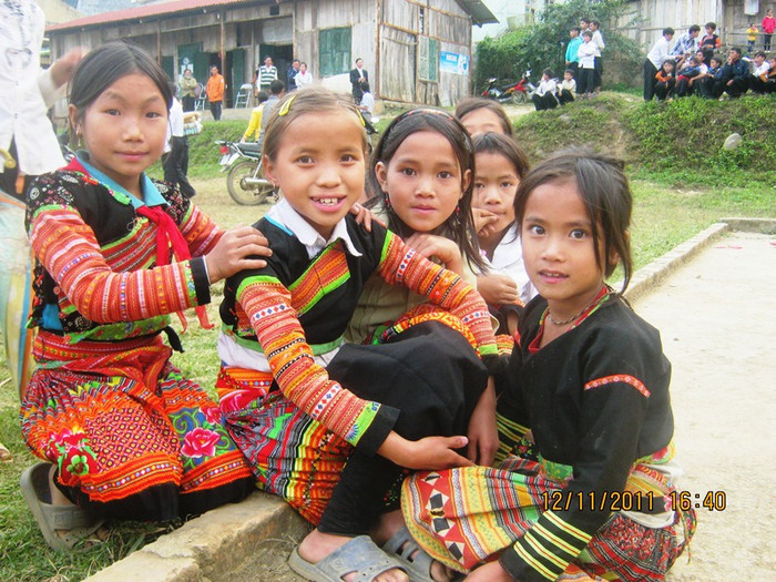 Đôi mắt cười của những em gái ở điểm trường chính xã Kim Bon Đôi mắt cười của những em gái ở điểm trường chính xã Kim Bon