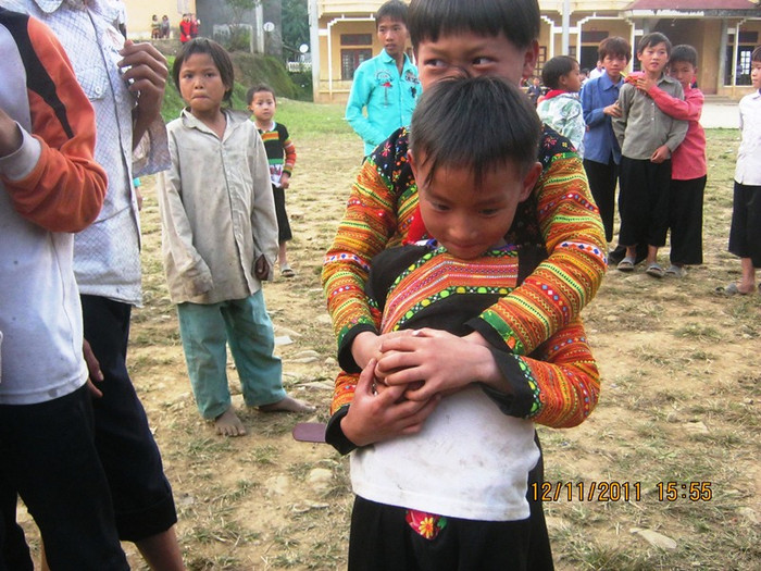 Nét ngại ngùng của hai học Kim Bon. Nét ngại ngùng của hai học Kim Bon.