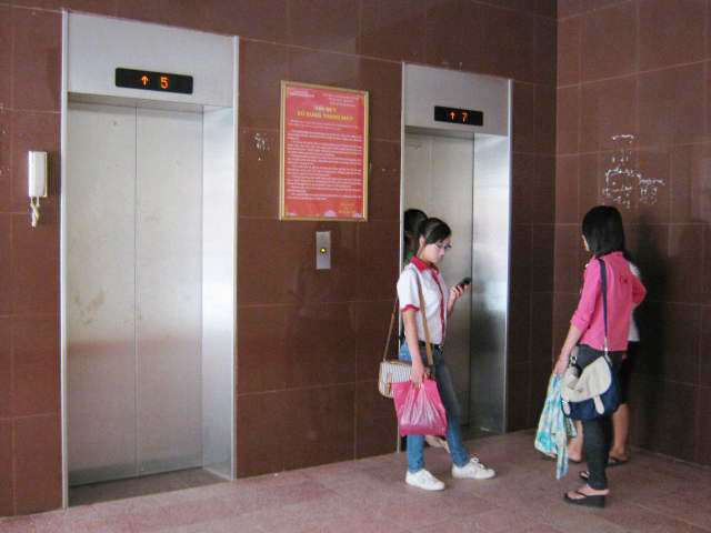 Thang máy trong tòa nhà 9 tầng