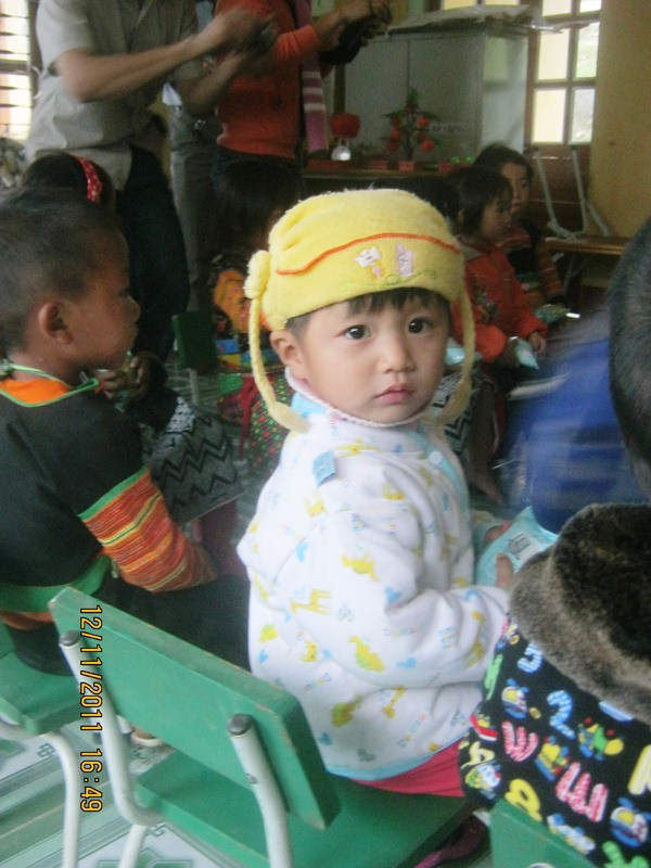 Những em nhỏ trường Mầm non xã Kim Bon xoe tròn mắt khi nhận quà của đoàn từ thiện báo điện tử GDVN Những em nhỏ trường Mầm non xã Kim Bon xoe tròn mắt khi nhận quà của đoàn từ thiện báo điện tử GDVN