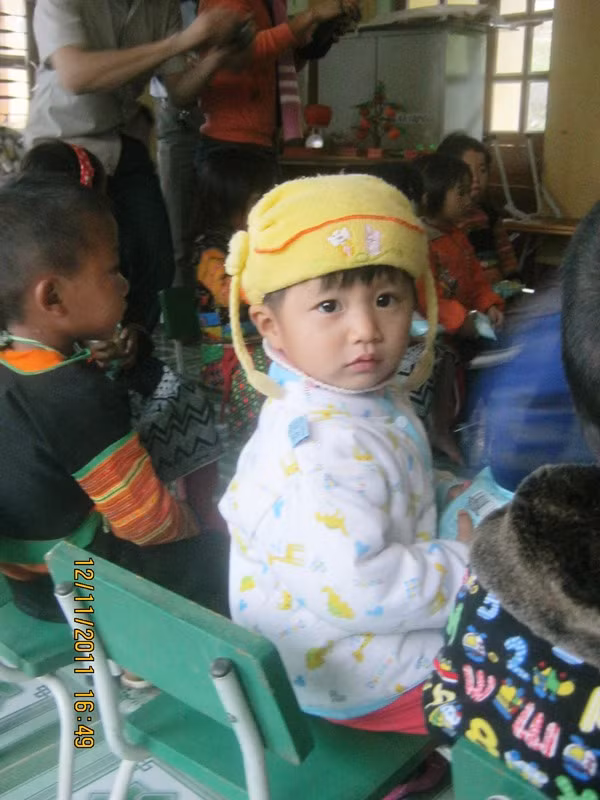 Những em nhỏ trường Mầm non xã Kim Bon xoe tròn mắt khi nhận quà của đoàn từ thiện báo điện tử GDVN