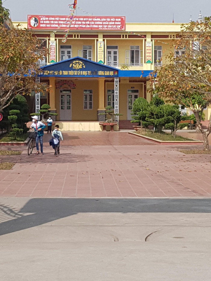 Khu vực mái tôn màu xanh tại khu vực sân khấu rộng khoảng 20-30 m2 đã được xây dựng xong. Hình ảnh được phụ huynh ghi lại trong thời gian gần đây khi học sinh được trở lại trường sau nghỉ dịch Covid-19. (Ảnh: NVCC) Khu vực mái tôn màu xanh tại khu vực sân khấu rộng khoảng 20-30 m2 đã được xây dựng xong. Hình ảnh được phụ huynh ghi lại trong thời gian gần đây khi học sinh được trở lại trường sau nghỉ dịch Covid-19. (Ảnh: NVCC)