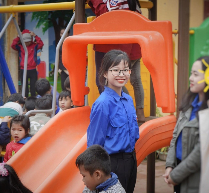 Trần Thùy Linh cho hay em rất cân đối thời gian học, để còn có thời gian tham gia các hoạt động ngoại khóa. (Ảnh: NVCC) Trần Thùy Linh cho hay em rất cân đối thời gian học, để còn có thời gian tham gia các hoạt động ngoại khóa. (Ảnh: NVCC)