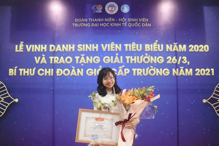 Song song với thành tích học tập xuất sắc, Trần Thùy Linh còn là lãnh đạo lớp năng nổ. (Ảnh: NVCC) Song song với thành tích học tập xuất sắc, Trần Thùy Linh còn là lãnh đạo lớp năng nổ. (Ảnh: NVCC)
