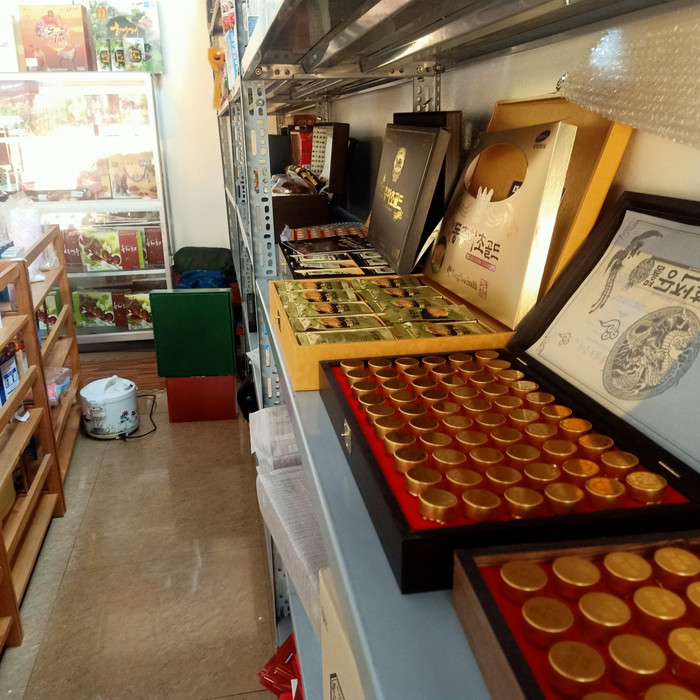 Những mặt hàng được giới thiệu nhập từ Hàn Quốc. (Ảnh: Mạnh Đoàn)