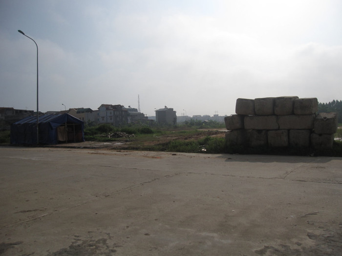 Một vài khối bê tông thử tải nằm trơ cùng thời tiết Một vài khối bê tông thử tải nằm trơ cùng thời tiết