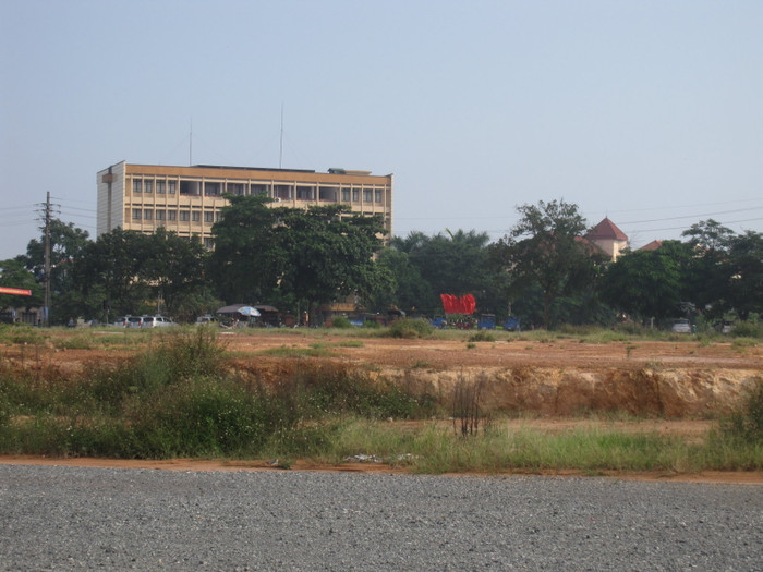 Đến nay, sau 5 năm quảng trường vẫn chỉ là bãi đất trống Đến nay, sau 5 năm quảng trường vẫn chỉ là bãi đất trống