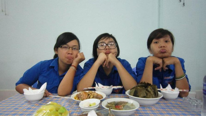 "Thanh Hóa được nhiều du khách biết đến bởi các danh lam thắng cảnh và những bờ biển đẹp làm say đắm lòng người, đặc biệt nơi đây còn có nhiều món ăn khiến ai đã từng được thưởng thức đều nhớ mãi không quên… Một trong những món ăn có hương vị tuyệt vời nơi đây mà tôi có dịp thưởng thức trong lần về ăn tiệc cưới cô bạn, đó là món chân giò giả cầy. Vừa có thể dùng với chén rượu nhâm nhi, lại vừa được dùng như một món chính, chân giò nấu giả cầy được nhiều người ưa thích bởi tính dân dã mà phù hợp với nhiều khẩu vị. Miếng chân giò, móng giò chín mềm hòa với nước dùng sền sệt thơm mùi mắm tôm, giềng, xả, gia vị đậm đà tinh chất Umami. Khi bát chân giò giả cày được mang ra ta bỗng ngủi thấy một hương vị độc đáo, chẳng phải mùi thịt chó, cũng chẳng ra mùi thịt lợn mà là một thứ mùi riêng của thịt lợn giả chó mới thật tài tình làm sao. Giả cầy ăn mềm lại rất đậm đà, ăn cùng với bún hoặc cơm mãi không thấy chán. Bạn có thể rán thêm chút đậu ăn cùng thành món bún đậu giả cầy rất hấp dẫn. Với cách nấu này ngoài những nguyên liệu thông thường còn thêm cả nước hàng và quế khiến món ăn có màu sắc đẹp mắt và mùi vị rất lạ, hợp với tiết trời se lạnh" "Thanh Hóa được nhiều du khách biết đến bởi các danh lam thắng cảnh và những bờ biển đẹp làm say đắm lòng người, đặc biệt nơi đây còn có nhiều món ăn khiến ai đã từng được thưởng thức đều nhớ mãi không quên… Một trong những món ăn có hương vị tuyệt vời nơi đây mà tôi có dịp thưởng thức trong lần về ăn tiệc cưới cô bạn, đó là món chân giò giả cầy. Vừa có thể dùng với chén rượu nhâm nhi, lại vừa được dùng như một món chính, chân giò nấu giả cầy được nhiều người ưa thích bởi tính dân dã mà phù hợp với nhiều khẩu vị. Miếng chân giò, móng giò chín mềm hòa với nước dùng sền sệt thơm mùi mắm tôm, giềng, xả, gia vị đậm đà tinh chất Umami. Khi bát chân giò giả cày được mang ra ta bỗng ngủi thấy một hương vị độc đáo, chẳng phải mùi thịt chó, cũng chẳng ra mùi thịt lợn mà là một thứ mùi riêng của thịt lợn giả chó mới thật tài tình làm sao. Giả cầy ăn mềm lại rất đậm đà, ăn cùng với bún hoặc cơm mãi không thấy chán. Bạn có thể rán thêm chút đậu ăn cùng thành món bún đậu giả cầy rất hấp dẫn. Với cách nấu này ngoài những nguyên liệu thông thường còn thêm cả nước hàng và quế khiến món ăn có màu sắc đẹp mắt và mùi vị rất lạ, hợp với tiết trời se lạnh"