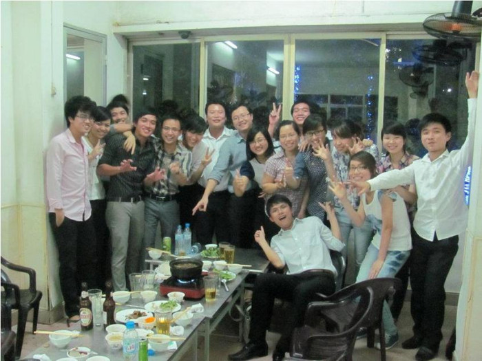 "Chủ nhật tuần trước cơ quan tôi lại có dịp ăn uống vui chơi cùng nhau tại một quán lẩu miền Trung giữa lòng thủ đô Hà Nội. Hôm đó chúng tôi đã thưởng thức món lẩu thập cẩm thơm ngon, đa dạng, chứa nhiều chất dinh dưỡng. Nồi lẩu bao gồm rất nhiều thứ như thịt bò, thịt lợn thái miếng nhỏ, các loại rau, khoai sọ, nấm…hòa quyện với nước dùng được nêm gia vị đậm đà chứa tinh chất Umamin lôi cuốn. Khi ăn, ta nhúng từng nguyên liệu vào nồi nước lẩu đang sôi trên bếp ga du lịch trước mặt, cho đến khi chín tái đưa lên miệng ta cảm nhận được vị béo ngậy, đậm ngọt của thịt tan chảy trong miệng, vị bùi bùi của khoai, vị thanh của nấm và vị mát của rau. Tất cả như bản giao hưởng của hương vị và màu sắc tạo nên bản hòa ca của ẩm thực Việt Nam. Đây là một bữa tiệc nho nhỏ giúp chúng tôi thêm gắn kết với nhau" "Chủ nhật tuần trước cơ quan tôi lại có dịp ăn uống vui chơi cùng nhau tại một quán lẩu miền Trung giữa lòng thủ đô Hà Nội. Hôm đó chúng tôi đã thưởng thức món lẩu thập cẩm thơm ngon, đa dạng, chứa nhiều chất dinh dưỡng. Nồi lẩu bao gồm rất nhiều thứ như thịt bò, thịt lợn thái miếng nhỏ, các loại rau, khoai sọ, nấm…hòa quyện với nước dùng được nêm gia vị đậm đà chứa tinh chất Umamin lôi cuốn. Khi ăn, ta nhúng từng nguyên liệu vào nồi nước lẩu đang sôi trên bếp ga du lịch trước mặt, cho đến khi chín tái đưa lên miệng ta cảm nhận được vị béo ngậy, đậm ngọt của thịt tan chảy trong miệng, vị bùi bùi của khoai, vị thanh của nấm và vị mát của rau. Tất cả như bản giao hưởng của hương vị và màu sắc tạo nên bản hòa ca của ẩm thực Việt Nam. Đây là một bữa tiệc nho nhỏ giúp chúng tôi thêm gắn kết với nhau"