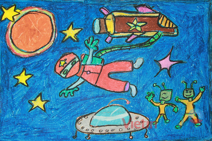 Qua bức tranh em vẽ em mong các bạn sẽ thấy ý chí quyết tâm làm phi hành gia của em. Bức tranh vẽ một người phi hành gia đang bay lơ lửng trên không gian và có các bạn người ngoài hành tinh. Em mong muốn mình có thể chinh phục được vũ trụ bao la. Em mong các bạn xem bức tranh của em sẽ giúp em thực hiện được ước mơ. Qua bức tranh em vẽ em mong các bạn sẽ thấy ý chí quyết tâm làm phi hành gia của em. Bức tranh vẽ một người phi hành gia đang bay lơ lửng trên không gian và có các bạn người ngoài hành tinh. Em mong muốn mình có thể chinh phục được vũ trụ bao la. Em mong các bạn xem bức tranh của em sẽ giúp em thực hiện được ước mơ.