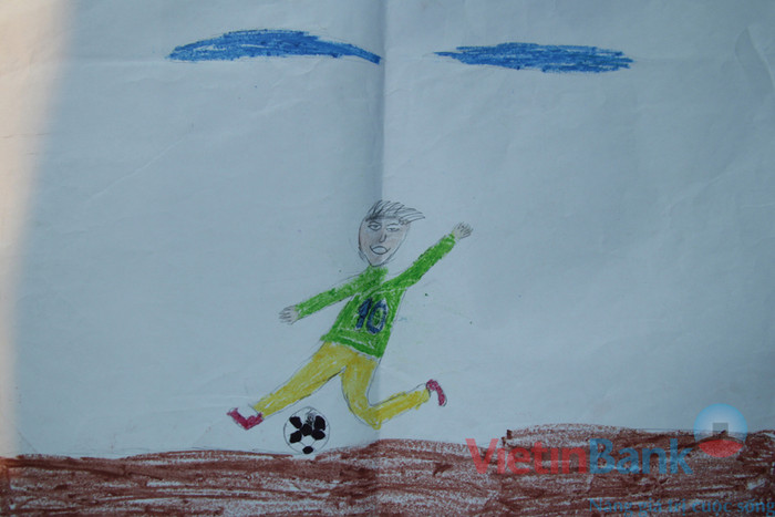 Ước mơ của em là trở thành cầu thủ bóng đá