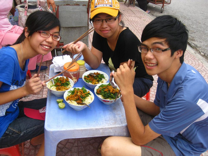 "Cùng bạn bè đi ăn món bún cá trộn là cách tôi giải stress sau mỗi ngày làm việc mệt nhọc. Món ăn giản dị mang đậm hương vị miền Trung giữa lòng Hà Nội. Bún cá ở đây không chỉ đơn thuần được làm từ cá rán giòn như bất cứ một hàng bún cá nào mà các bạn đã từng thưởng thức. Bún cá có sự kết hợp của cá rán giòn, chả cá và cá xào mềm nêm gia vị chứa tinh chất Umami đậm đà. Sự tinh tế trong việc biến hóa cách chế biến cá để đảm bảo cho chúng ta một cảm giác lạ miệng nhưng vô cùng dễ ăn. Bún cá trộn ở đây thơm ngon, sạch sẽ, rau được trộn cùng bún là rau rút, giá và rau muống, rau rất non, mềm, tươi mát. Để đảm bảo bún cá trộn thơm ngon, có thêm một loại gia vị vô cùng đặc biệt, đó chính lá măng cay ngâm với ớt, thưởng thức một tô bún cá cùng với vị chua cay nhè nhẹ của măng ớt thì còn gì tuyệt vời hơn. Đây là một món ăn khoái khẩu của tôi, đặc biệt là vào những ngày hè nắng oi ả, chúng ta có thể thoải mái thưởng thức mà không sợ nóng"