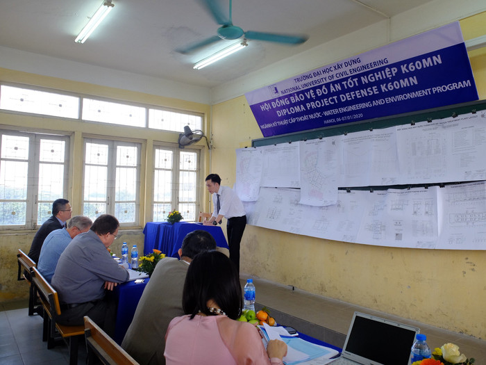 Sinh viên ngành nước bảo vệ đồ án tốt nghiệp trước Hội đồng với các chuyên gia quốc tế. (Ảnh NT)