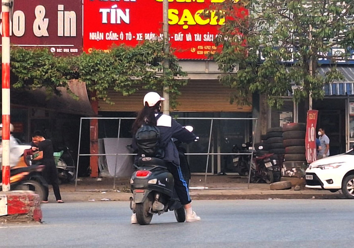 Một nữ sinh Trung học phổ thông trên địa bàn huyện Thanh trì (Hà Nội) lái xe máy điện. (Ảnh: Mạnh Đoàn) gdvn_xe-may-dien-.jpg