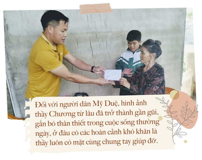 Thầy Chương trao quà cho hoàn cảnh gia đình khó khăn. (Ảnh: Phan Nguyễn) giao-vien-nguyen-huy-chuong (2).jpg