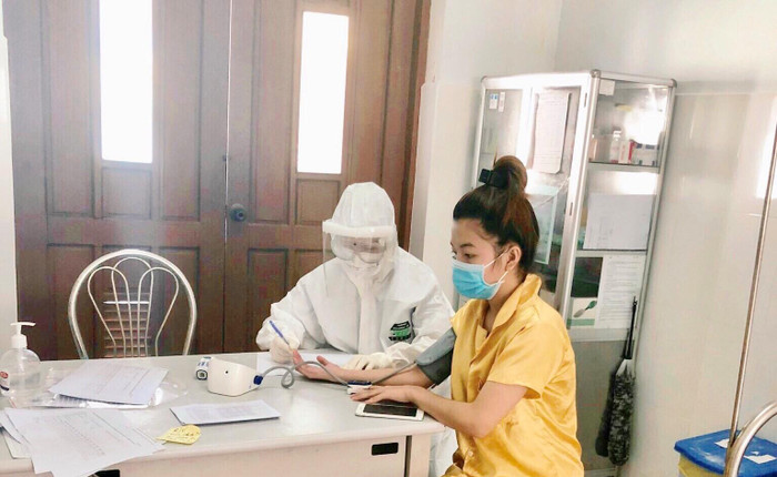 Giảng viên điều dưỡng Trần Thị Khang Ninh chăm sóc người bệnh tại Bệnh viện Dã chiến Hương Sơ. (Ảnh NVCC)