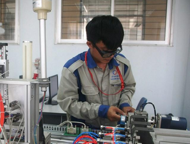 Đối với các cơ sở giáo dục nghề nghiệp, việc thực hành, thực tập của học sinh phải đặt lên hàng đầu và phải làm thực chất, hiệu quả. (Ảnh daidoanket.vn) Đối với các cơ sở giáo dục nghề nghiệp, việc thực hành, thực tập của học sinh phải đặt lên hàng đầu và phải làm thực chất, hiệu quả. (Ảnh daidoanket.vn)