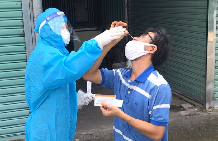 Phương hướng dẫn người dân tự lấy mẫu tại nhà. (Ảnh: NVCC)