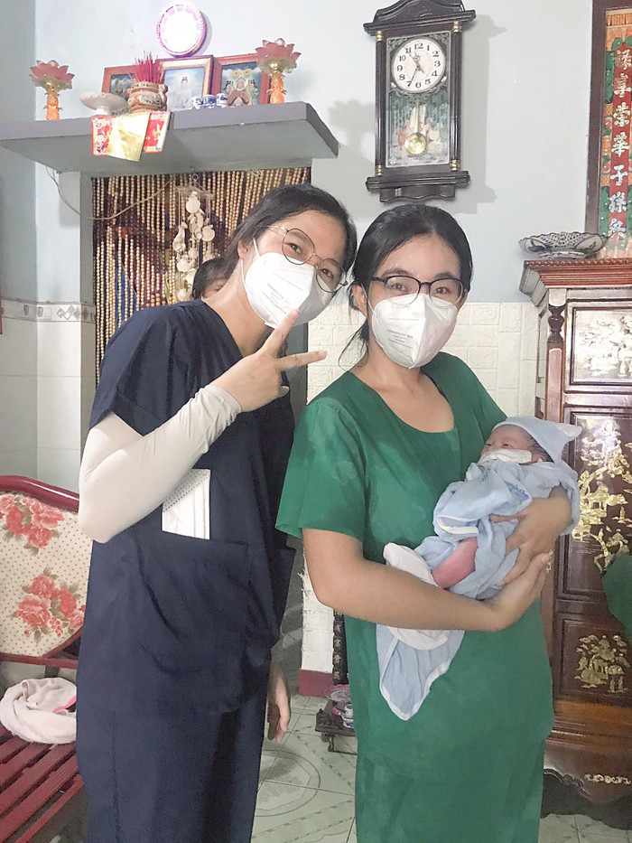 Phương (bên trái) cùng giảng viên Trương Bảo Vy - Trường Cao đẳng Viễn Đông giúp sản phụ vượt cạn thành công khi đẻ rớt tại nhà (huyện Hóc Môn, Thành phố Hồ Chí Minh). (Ảnh: NVCC) Phương (bên trái) cùng giảng viên Trương Bảo Vy - Trường Cao đẳng Viễn Đông giúp sản phụ vượt cạn thành công khi đẻ rớt tại nhà (huyện Hóc Môn, Thành phố Hồ Chí Minh). (Ảnh: NVCC)