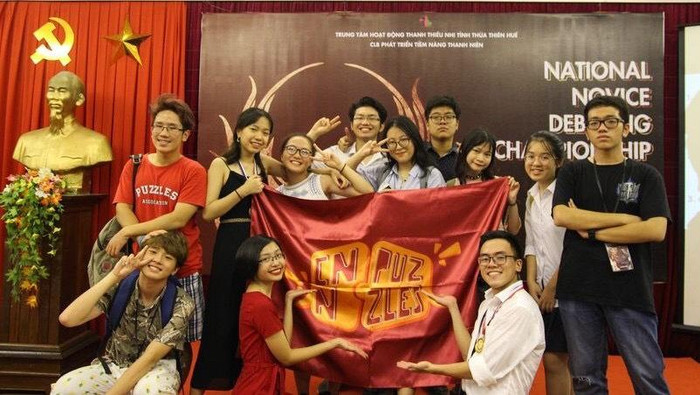 Đức Duy cùng các bạn trong Câu lạc bộ Tranh biện của trường. (Ảnh: NVCC) Đức Duy cùng các bạn trong Câu lạc bộ Tranh biện của trường. (Ảnh: NVCC)