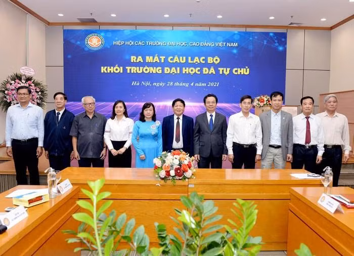 Lễ ra mắt Câu lạc bộ Khối trường đại học đã tự chủ được tổ chức vào tháng 4 năm 2021. (Ảnh: NEU) Lễ ra mắt Câu lạc bộ Khối trường đại học đã tự chủ được tổ chức vào tháng 4 năm 2021. (Ảnh: NEU)