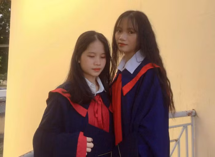 Ngọc (bên phải) cùng bạn thân lưu giữ kỷ niệm thời áo trắng. (Ảnh: NVCC) Ngọc (bên phải) cùng bạn thân lưu giữ kỷ niệm thời áo trắng. (Ảnh: NVCC)