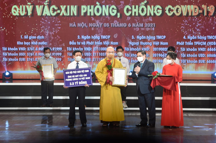 Thủ tướng Chính phủ Phạm Minh Chính trao chứng nhận, hoa cảm ơn Hòa Thượng Thích Thanh Nhiễu, Phó Chủ tịch Thường trực Hội đồng Trị sự Trung ương Giáo hội Phật Giáo Việt Nam. Thủ tướng Chính phủ Phạm Minh Chính trao chứng nhận, hoa cảm ơn Hòa Thượng Thích Thanh Nhiễu, Phó Chủ tịch Thường trực Hội đồng Trị sự Trung ương Giáo hội Phật Giáo Việt Nam.