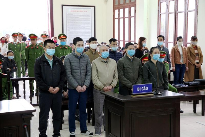 Các bị cáo trong vụ án “Tham ô tài sản và thiếu trách nhiệm gây hậu quả nghiêm trọng” xảy ra tại Phòng Giáo dục và Đào tạo huyện Sìn Hồ, tỉnh Lai Châu. (Ảnh: Báo Nhân dân)