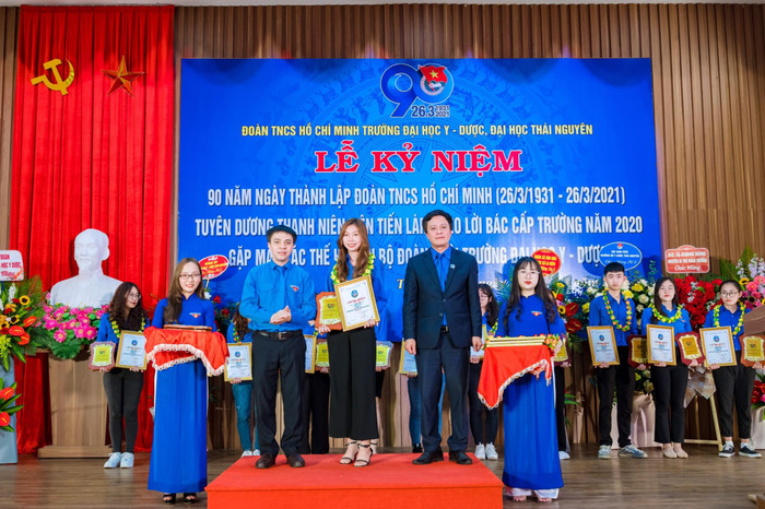 Luôn xung phong, nhiệt tình với hoạt động tình nguyện, Dương Thị Linh được Trường Đại học Y dược Thái Nguyên tặng danh hiệu "Thanh niên tiên tiến làm theo lời Bác" năm 2020. (Ảnh: NVCC)