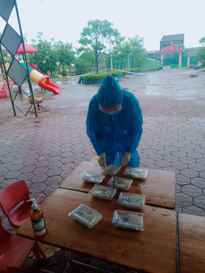 Nữ sinh trường y chuẩn bị suất ăn cho người dân trong khu cách ly. (Ảnh: NVCC)