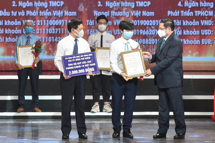 Thủ tướng Chính phủ Phạm Minh Chính trao chứng nhận, hoa, cảm ơn Bác sĩ Đồng Phú Khiêm, Phó trưởng khoa điều trị tích cực - Bệnh viện Bệnh Nhiệt đới Trung ương. Thủ tướng Chính phủ Phạm Minh Chính trao chứng nhận, hoa, cảm ơn Bác sĩ Đồng Phú Khiêm, Phó trưởng khoa điều trị tích cực - Bệnh viện Bệnh Nhiệt đới Trung ương.
