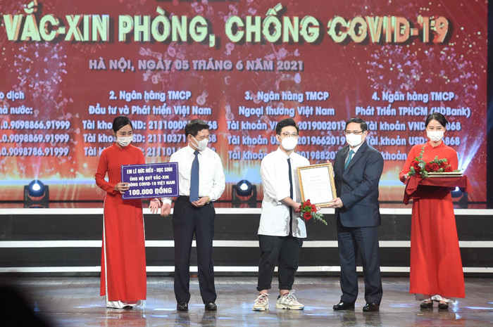 Thủ tướng Chính phủ Phạm Minh Chính trao chứng nhận cảm ơn em Lê Đức Hiếu, học sinh Trường Phạm Hồng Thái, Ba Đình, Hà Nội, 15 tuổi. Thủ tướng Chính phủ Phạm Minh Chính trao chứng nhận cảm ơn em Lê Đức Hiếu, học sinh Trường Phạm Hồng Thái, Ba Đình, Hà Nội, 15 tuổi.