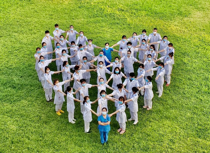 Các bác sĩ, sinh viên Trường Cao đẳng Y tế Bạch Mai vẫn luôn lạc quan, tin tưởng trong điều kiện làm việc nhiều khó khăn, vất vả. (Ảnh: NVCC) Các bác sĩ, sinh viên Trường Cao đẳng Y tế Bạch Mai vẫn luôn lạc quan, tin tưởng trong điều kiện làm việc nhiều khó khăn, vất vả. (Ảnh: NVCC)