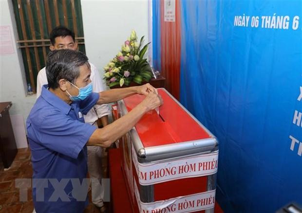 Cử tri xã Tráng Việt, huyện Mê Linh, thành phố Hà Nội bỏ phiếu bầu cử lại Hội đồng nhân dân cấp xã. Cử tri xã Tráng Việt, huyện Mê Linh, thành phố Hà Nội bỏ phiếu bầu cử lại Hội đồng nhân dân cấp xã.