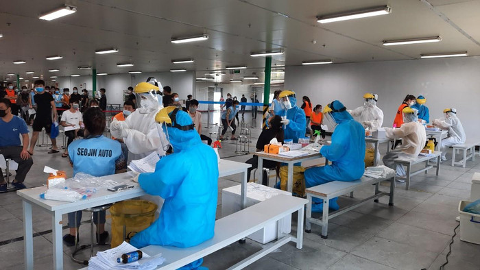 Sinh viên Trường Cao đẳng Y tế Bắc Ninh làm nhiệm vụ lấy mẫu xét nghiệm. (Ảnh: NVCC) Sinh viên Trường Cao đẳng Y tế Bắc Ninh làm nhiệm vụ lấy mẫu xét nghiệm. (Ảnh: NVCC)