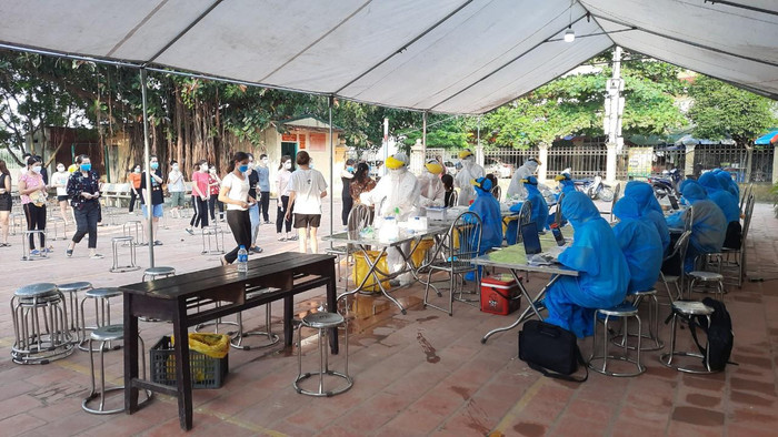 Đoàn tình nguyện mang sức trẻ, quyết tâm, hăng hái làm nhiệm vụ tại tuyến đầu chống dịch. (Ảnh: NVCC) Đoàn tình nguyện mang sức trẻ, quyết tâm, hăng hái làm nhiệm vụ tại tuyến đầu chống dịch. (Ảnh: NVCC)