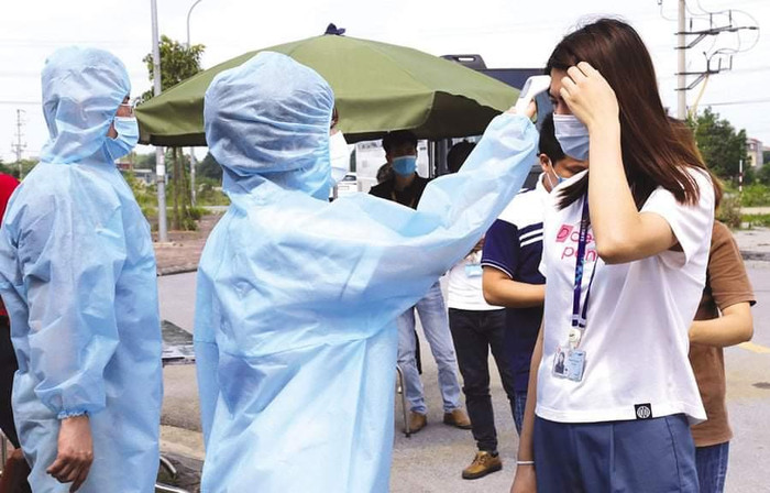 Sinh viên trường Y làm việc trong điều kiện thời tiết nắng nóng cao điểm. (Ảnh: NVCC) Sinh viên trường Y làm việc trong điều kiện thời tiết nắng nóng cao điểm. (Ảnh: NVCC)