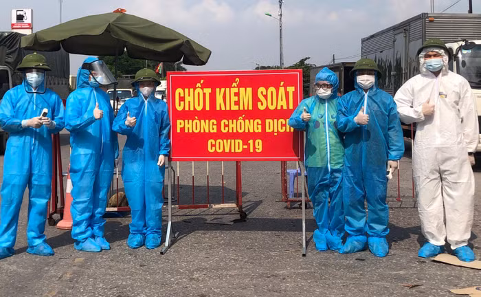 Trường Cao đẳng Y tế Bắc Ninh làm việc tại các chốt kiểm soát. (Ảnh: NVCC)