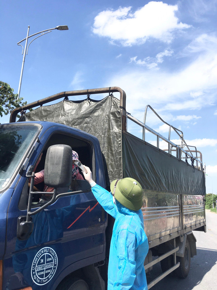 Đo thân nhiệt và kiểm soát người ra vào, ngăn dịch lây lan. (Ảnh: NVCC) Đo thân nhiệt và kiểm soát người ra vào, ngăn dịch lây lan. (Ảnh: NVCC)