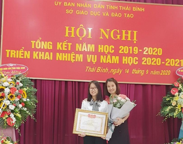 Phạm Vũ Mai Linh và người thân trong dịp khen thưởng thành tích học tập tại tỉnh Thái Bình. (Ảnh NVCC)