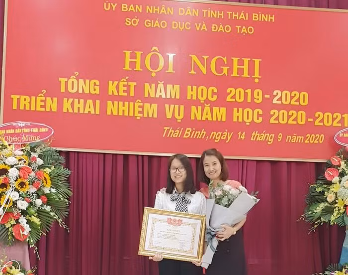 Phạm Vũ Mai Linh và người thân trong dịp khen thưởng thành tích học tập tại tỉnh Thái Bình. (Ảnh NVCC)