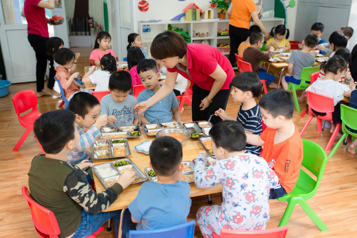 Bộ Giáo dục và Đào tạo đã chỉ đạo triển khai mô hình điểm ở 10 tỉnh thành thuộc 5 vùng sinh thái đem lại nghiên cứu toàn diện về bữa ăn dinh dưỡng học đường. (Ảnh C.K.A) Bộ Giáo dục và Đào tạo đã chỉ đạo triển khai mô hình điểm ở 10 tỉnh thành thuộc 5 vùng sinh thái đem lại nghiên cứu toàn diện về bữa ăn dinh dưỡng học đường. (Ảnh C.K.A)