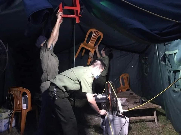 Khó khăn chồng chất khó khăn nơi tuyến đầu chống dịch. (Ảnh: NVCC) Khó khăn chồng chất khó khăn nơi tuyến đầu chống dịch. (Ảnh: NVCC)