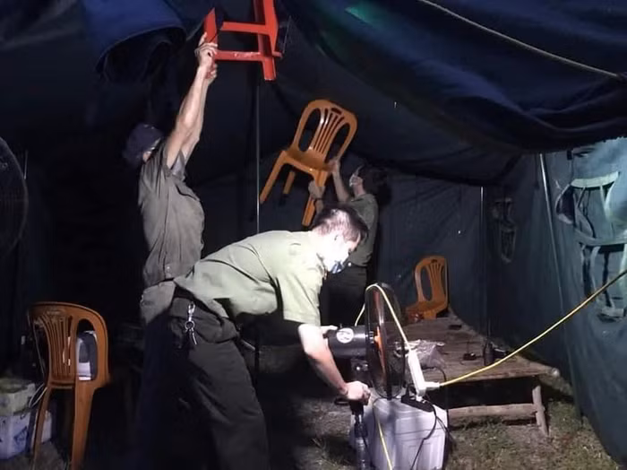 Khó khăn chồng chất khó khăn nơi tuyến đầu chống dịch. (Ảnh: NVCC) Khó khăn chồng chất khó khăn nơi tuyến đầu chống dịch. (Ảnh: NVCC)