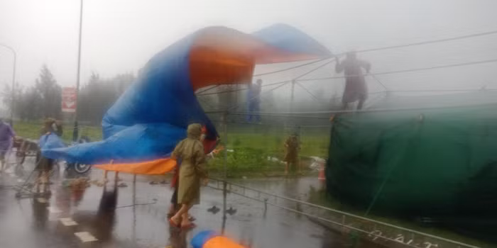 Điều kiện thời tiết do ảnh hưởng bởi áp thấp nhiệt đới đang mạnh lên thành bão ở Biển Đông nên công tác phòng chống dịch tại Hà Tĩnh gặp nhiều khó khăn. (Ảnh: NVCC)