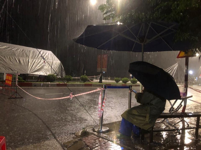 Các chiến sĩ làm nhiệm vụ dưới mưa lớn. (Ảnh: NVCC) Các chiến sĩ làm nhiệm vụ dưới mưa lớn. (Ảnh: NVCC)