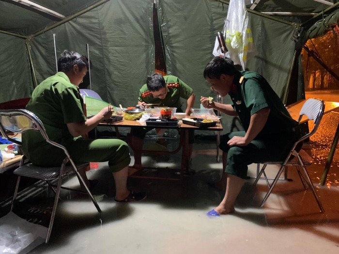 Các chiến sĩ công an, bộ đội trực chốt gặp nhiều khó khăn do mưa lớn. Ảnh: NVCC Các chiến sĩ công an, bộ đội trực chốt gặp nhiều khó khăn do mưa lớn. Ảnh: NVCC