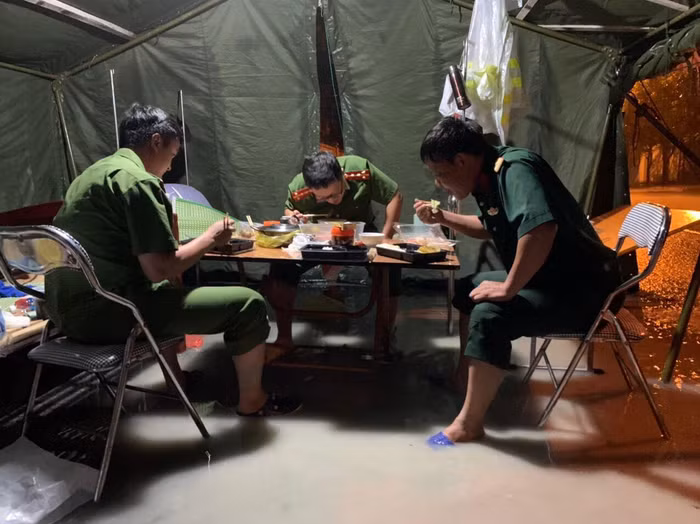 Các chiến sĩ công an, bộ đội trực chốt gặp nhiều khó khăn do mưa lớn. Ảnh: NVCC Các chiến sĩ công an, bộ đội trực chốt gặp nhiều khó khăn do mưa lớn. Ảnh: NVCC