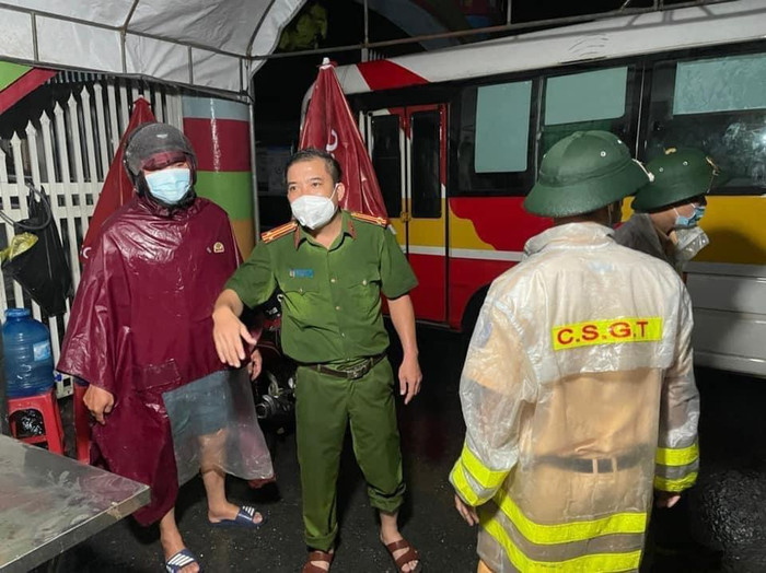 Xe buýt được trưng dụng làm điểm trực chốt. (Ảnh: NVCC) Xe buýt được trưng dụng làm điểm trực chốt. (Ảnh: NVCC)